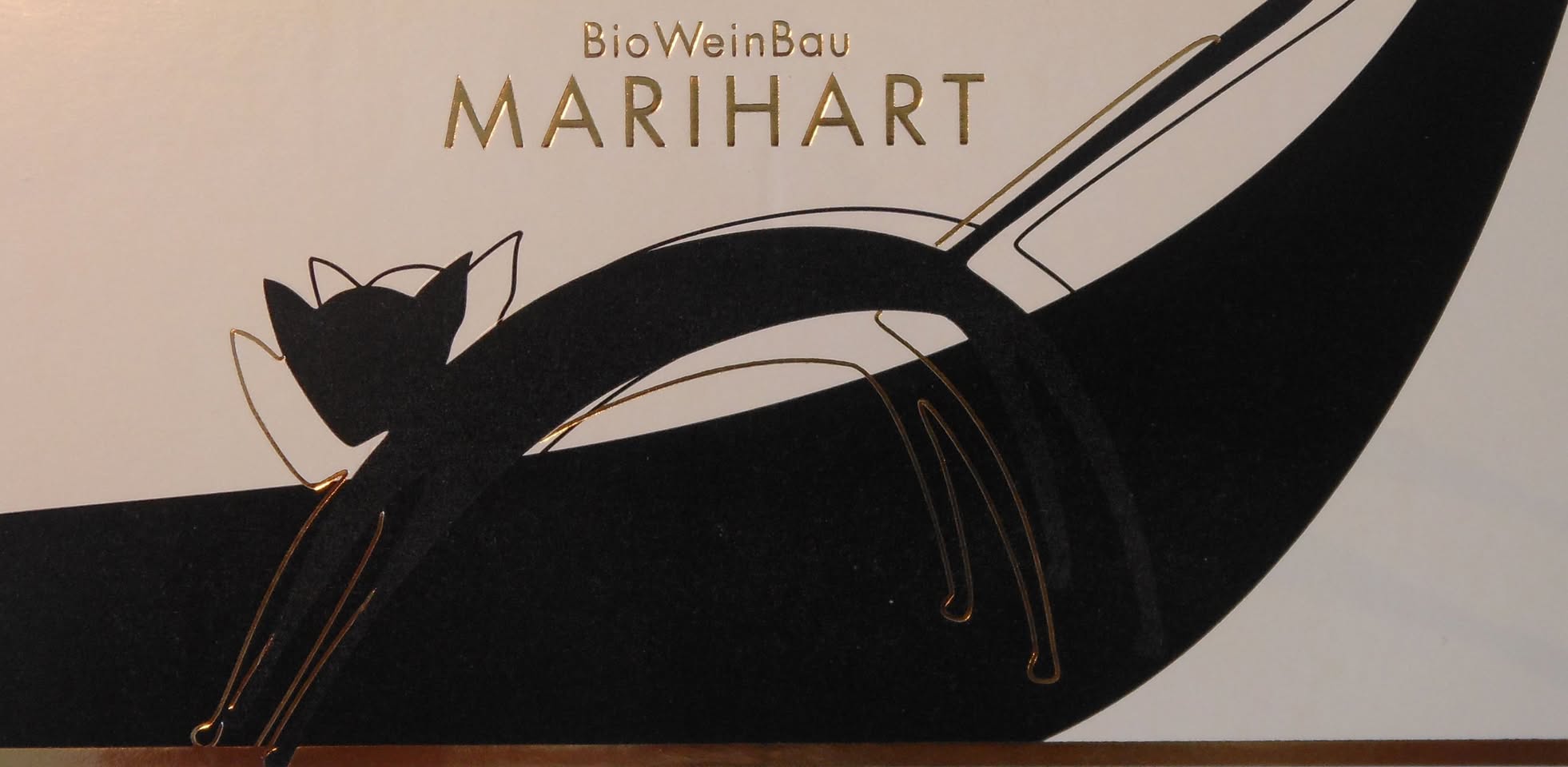 Etikett BioWeinBau Marihart mit schwarzer Katze und Goldlinie